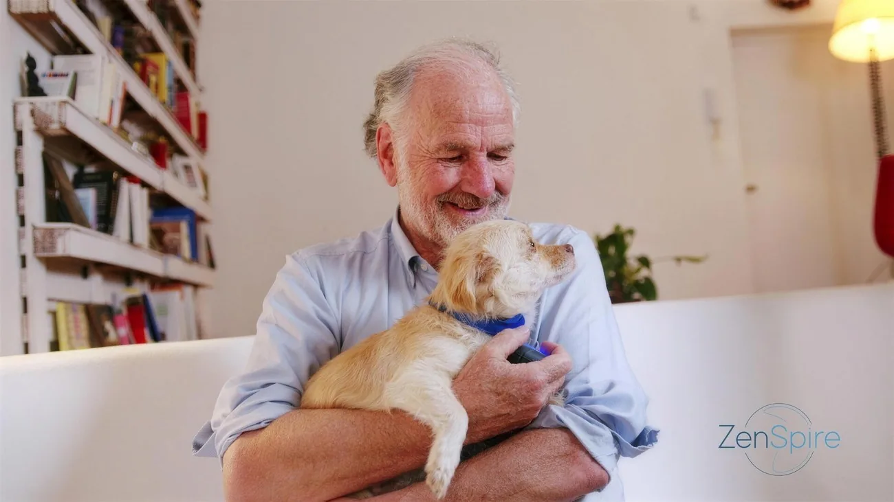 Un homme respire calmement, son petit chien confortablement installé contre lui